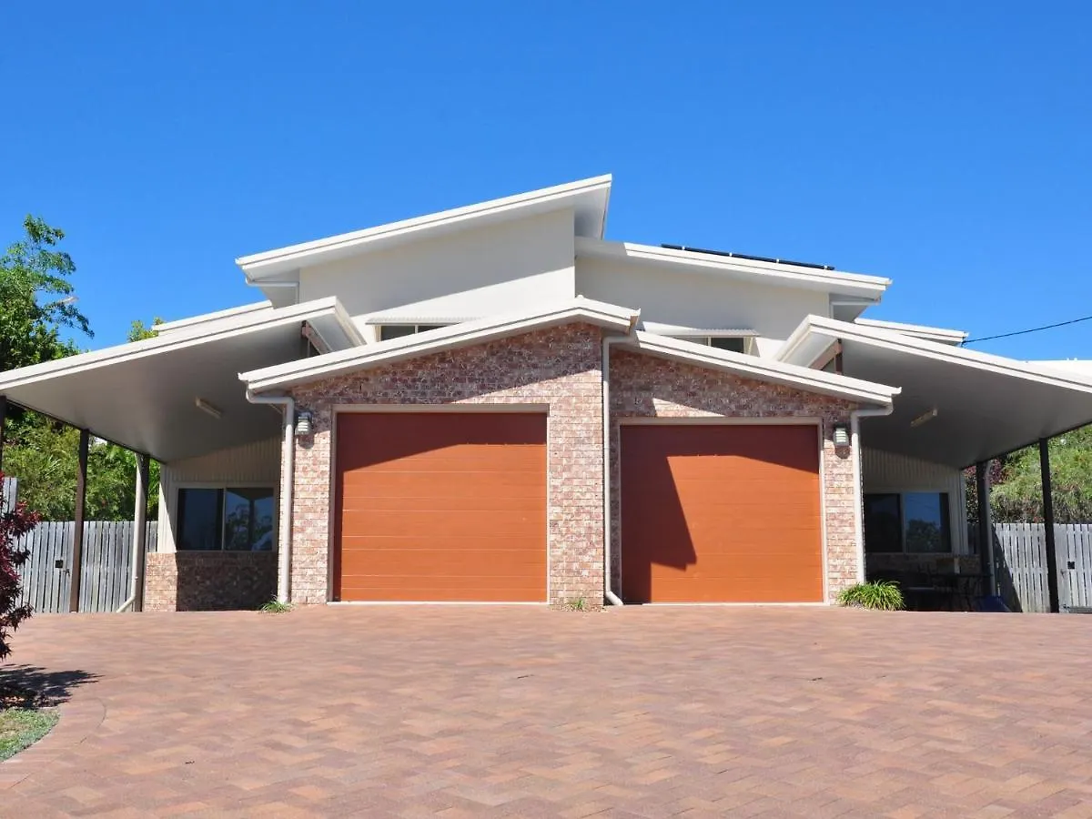 Unit 2,15 Carlo Road- Rainbow Beach - Pool, Air Conditioning, Sleeps 6 0*,  Australia